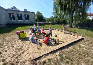 Dzieci wznoszą budowle z piasku